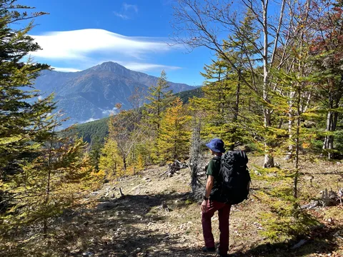 秋空と山、トレッキングの静寂