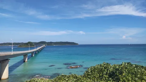 潮風と橋、青い海のコントラスト