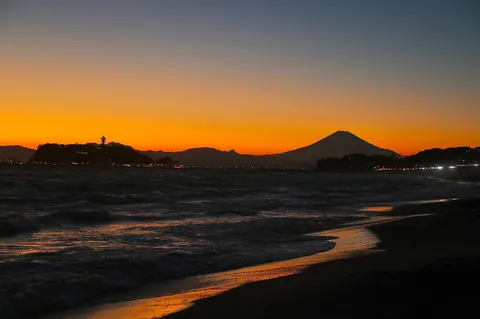 海辺に沈む山のシルエット