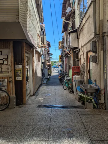 路地裏の向こうに広がる景色