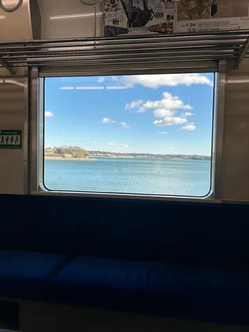 旅路の車窓、穏やかな水面