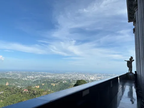 天空と海を見渡す展望台