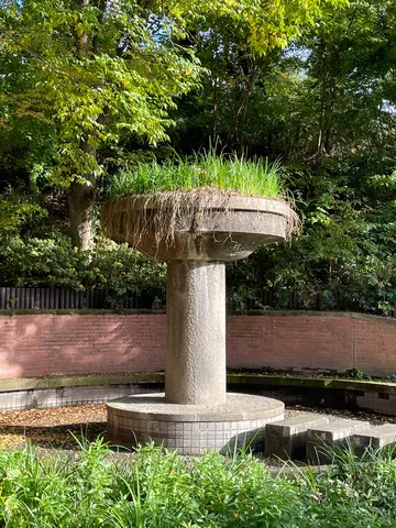 草に覆われた、時を刻む噴水