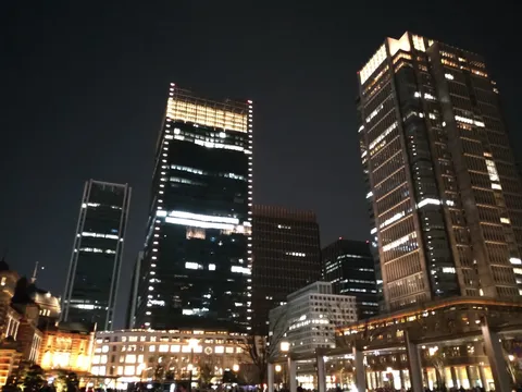 夜の高層が灯る街景