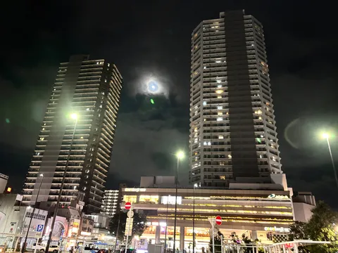 夜空と摩天楼の対話