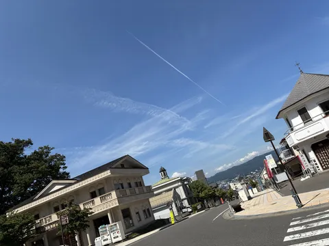 爽やかな空と建物が並ぶ道