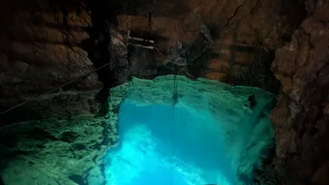 洞窟に輝く神秘の泉