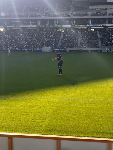 日差し浴びるサッカー選手のひととき