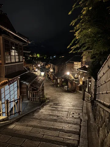 夜の石畳、誘う小径