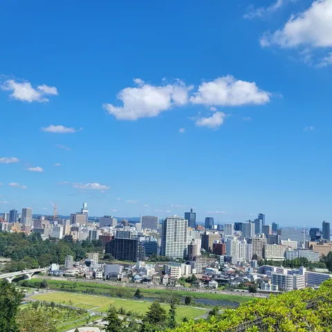青空に広がる街景