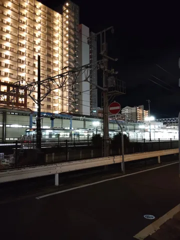 夜の街に光る、電車の灯り