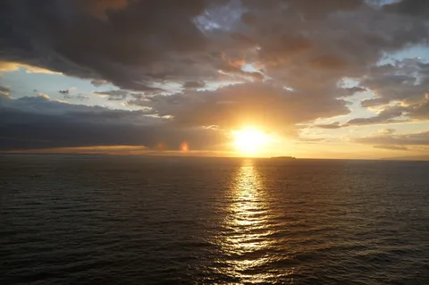 水平線に沈む夕日