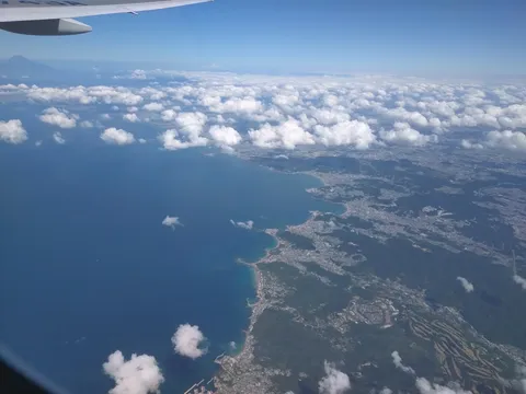 空からの眺め、海と街のコントラスト