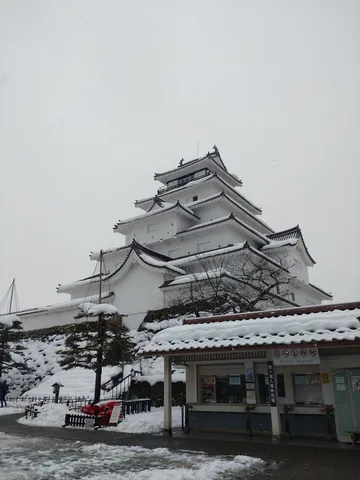 雪化粧の古城、冬の風物詩
