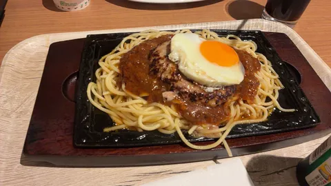 鉄板スパゲティと目玉焼き