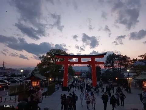 宵闇に映える朱色の門