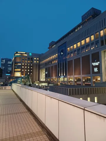 夜の大階段と時計の調べ
