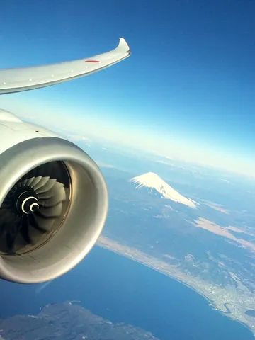 空からの富士山と飛行機雲