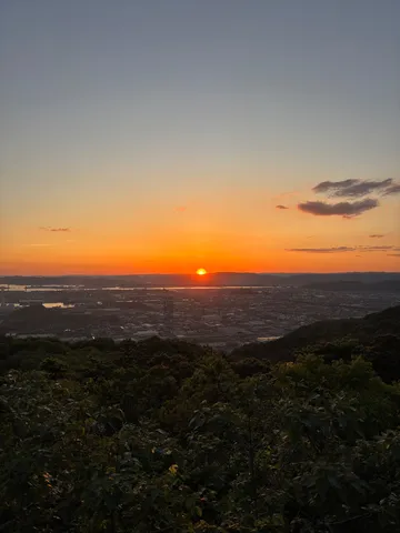 山頂から望む、空と街のグラデーション