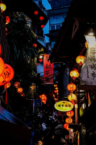提灯揺れる異国の夜道
