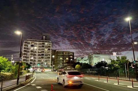茜色の雲と街灯りのコントラスト