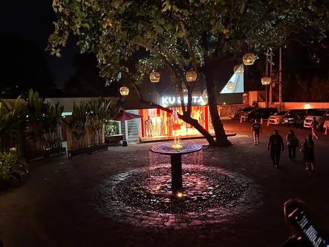 夜の街角に灯る噴水の一瞬