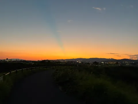 夕暮れに立つ光の柱風景