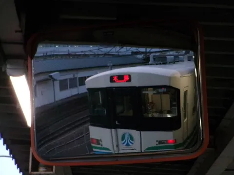 鏡に映る、静かな駅の情景