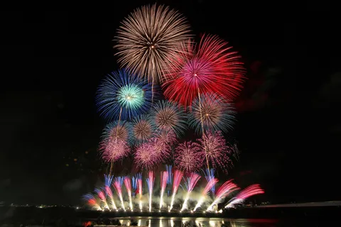 夜空に咲く光の段