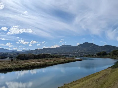 悠久の流れと山並みのコントラスト