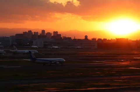 夕焼け空と滑走路の旅立ち