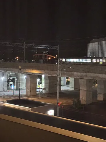 深夜の都会、静寂と躍動