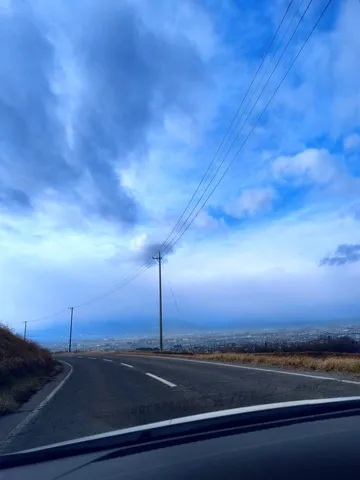 空と道、遠くの街