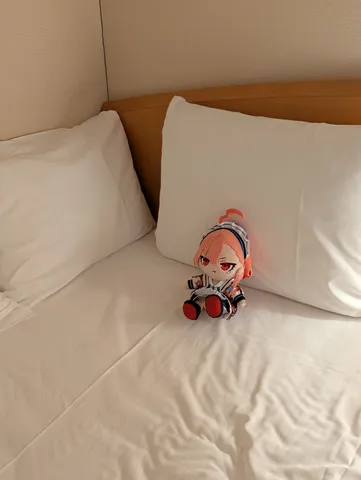静かにベッドに座るドール