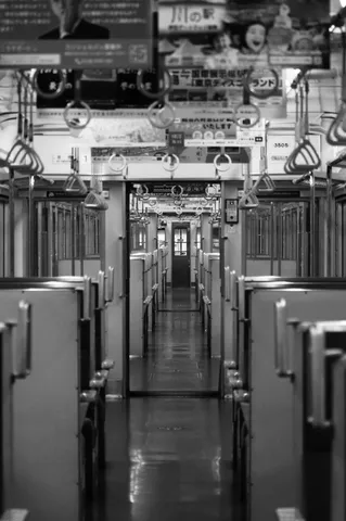 静かに続く車内風景