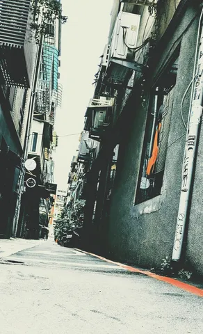 路地の奥に潜む日常