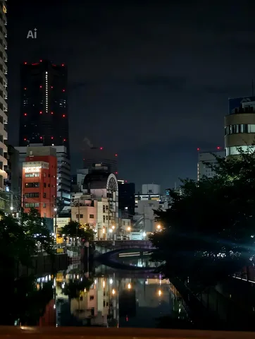 夜景に映る光の波紋