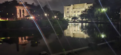 静寂の水鏡、光の軌跡