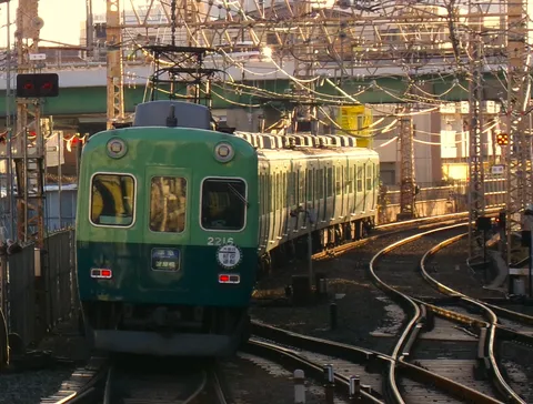 夕暮れの線路をゆく