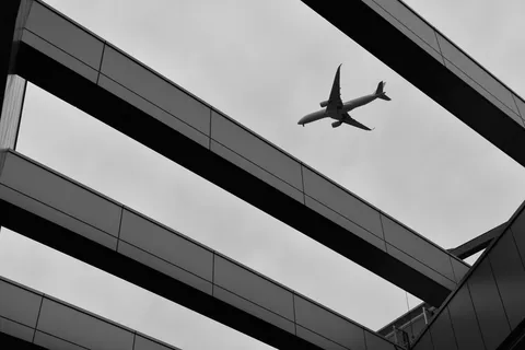 ビルと飛行機、都会の空の交差点