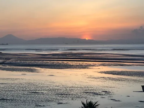 潮騒と沈む太陽のコントラスト