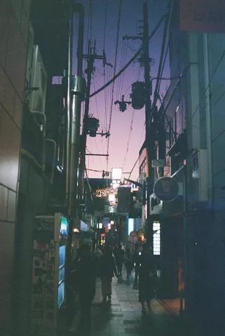 夕闇の路地に浮かぶ電線