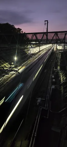 夕暮れの鉄路を駆ける列車