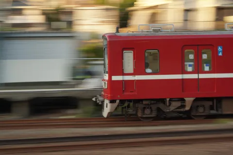疾走する紅い車体