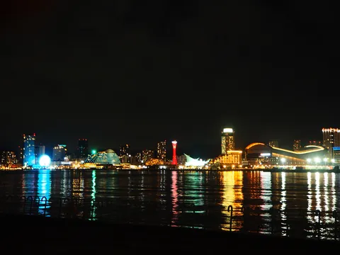 夜景の水面に映る色彩