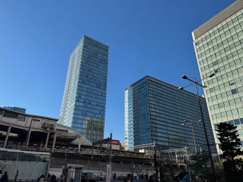 都会の空にそびえるビル群