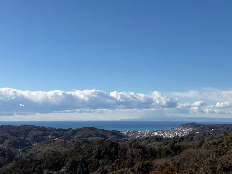 山並みと街並み、そして広がる空