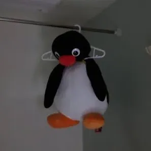 ハンガーにぶら下がるピングー