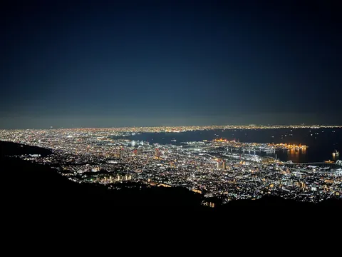夜景と海を結ぶ光の海岸線