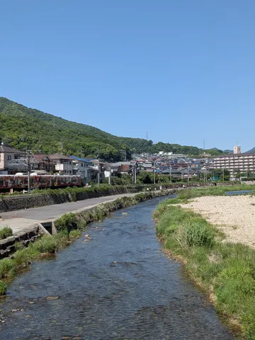 きらめく川と暮らす街並み